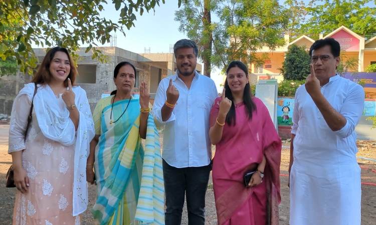 Rohit Pawar voting ।